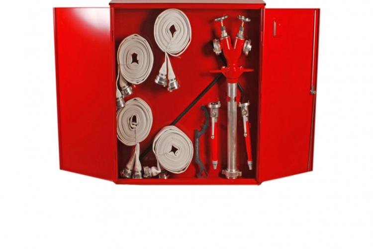 Two-wing hydrant cabinet with equipment